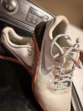Nike Cream Mesh Trainers with Orange Sole and Gray Swoosh